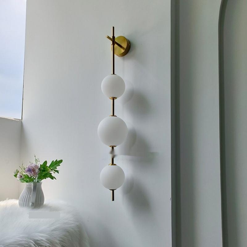 Applique murale dorée 3 globes opalins — chevet